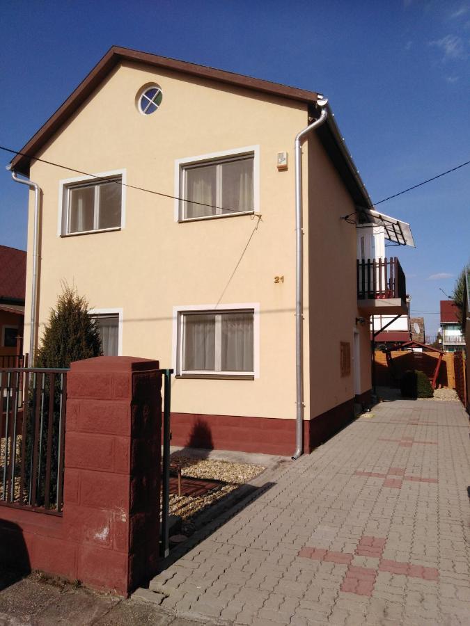 Arinza Apartman Vendeghaz Мезёкёвешд Экстерьер фото